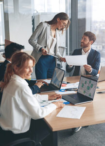 grupo de abogados trabajando en proceso de fiducia