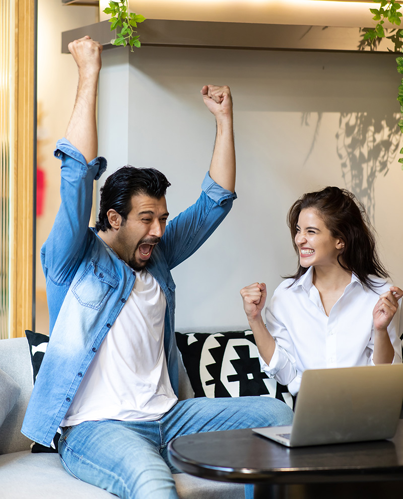 pareja celebrando ganar su caso contra fiduciaria